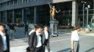 ビジネス街から下町まで東京の様々な顔を見せてくれる大通り