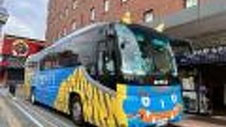 かわいい角のついた黄鬼のカラーのバスで行く地獄めぐり