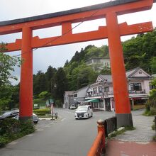 元箱根観光駐車場から箱根神社に向かいました。