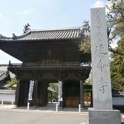 周囲を住宅に囲まれた寺院