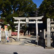 岡崎公園の隣にある神社