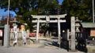 岡崎公園の隣にある神社