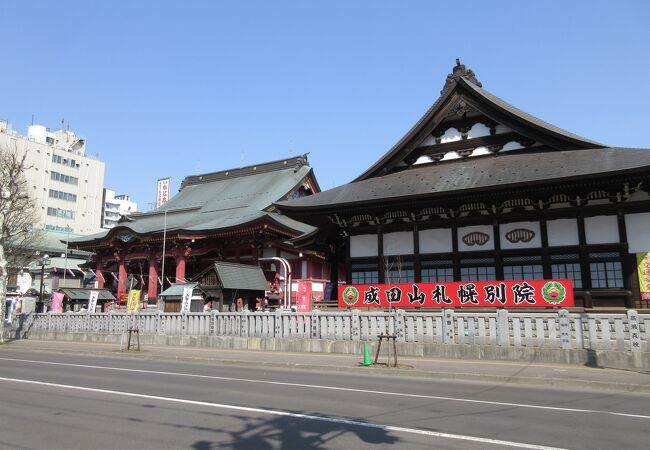 かなり広い境内に、かなりデカい本堂