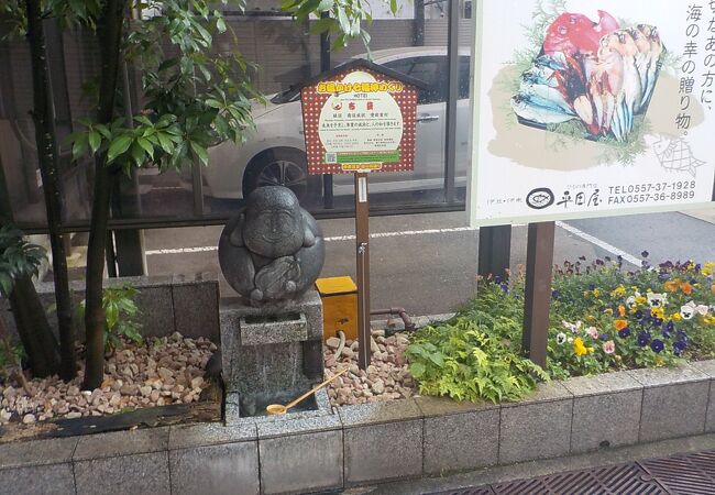 伊東温泉の湯の花通りにはかわいいお湯かけ七福神があります。