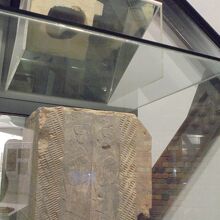 古代中国のレンガ　中の空洞が見えるように鏡を設置