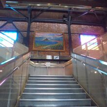 展示は二階にも　踊り場の窓はステンドグラス仕様