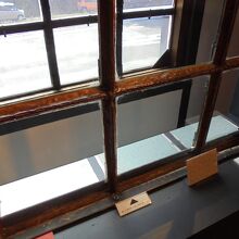 二階の窓枠　アメリカのカーネギー社製