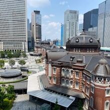 屋上の上から見る東京駅の様子です。