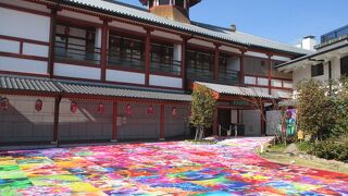 飛鳥時代の建物をイメージした湯屋