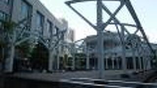 白色の柱が並んでいました