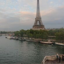 PARIS市内の色んな所から眺める事が出来たりします。