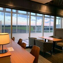 滑走路が良く見える席もある