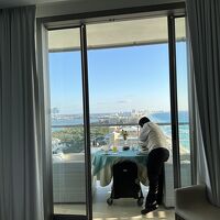 朝食のルームサービスをバルコニーに準備して頂いている様子