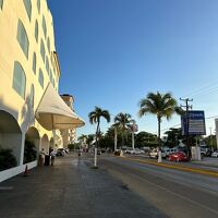 右側奥の白い看板が、大型スーパー