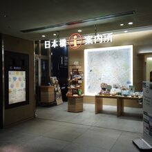 入口が広くて開放的。三越前駅で乗り換えついでに気軽に入れます