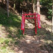 奥の院は、結構急な登山道の先に。