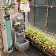 伊東駅に近い湯の花通りにあるお湯かけ七福神の一つ毘沙門天です。