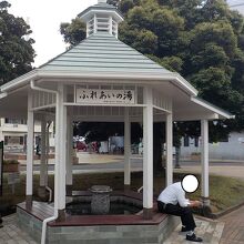 松川公園の一角にある足湯ふれあいの湯」