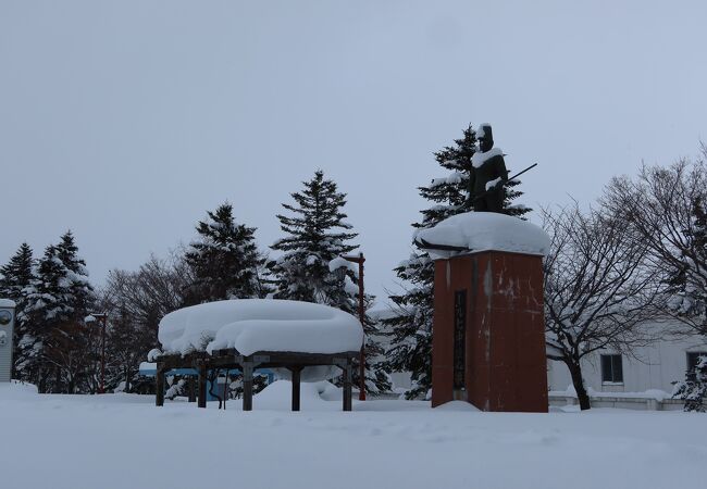 雪深い公園