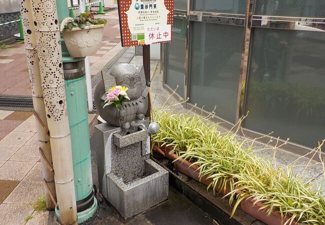 伊東駅に近い湯の花通りにあるお湯かけ七福神の一つ毘沙門天です。