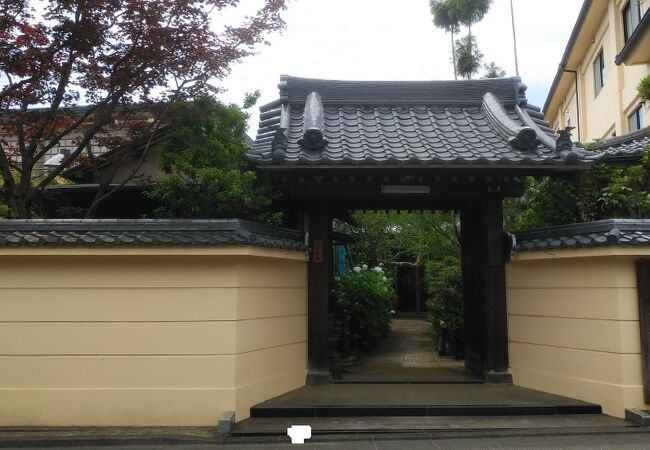 木々が多く落ち着いた寺院