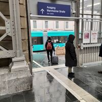 ちょうどホテル正面のところに駅の出口があります。