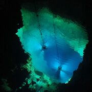 透明度の高い地底湖のある鍾乳洞