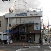 昔の映画館の外観がきれいにして残されている商店街でした。