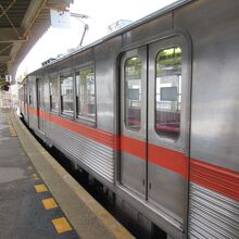 野町駅に到着した電車