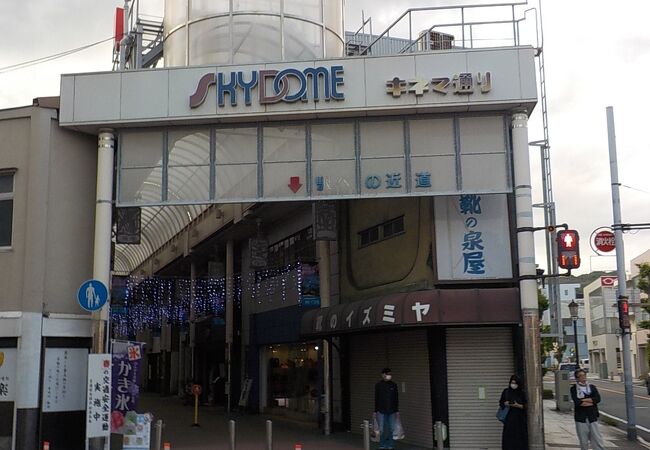 昔の映画館の外観がきれいにして残されている商店街でした。