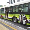 黄緑色の車体です