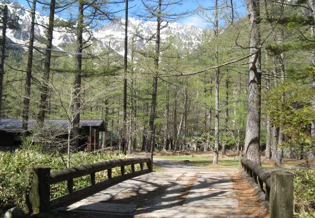 穂高連峰を望む水と緑豊かなエリア