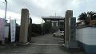 特徴のない境内に大黒天像が目立ちます