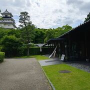 伊藤若冲の《樹花鳥獣図屏風》が展示されている。