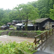 黒湯温泉とを結ぶ孫六橋