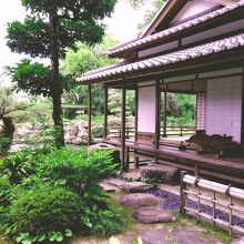 ２つの茶室も風景によく馴染んでいる。