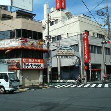 江古田駅周辺の生活感溢れる街並み（江古田銀座が面する）