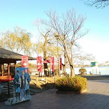 湖のほとり（西側）の茶屋。黄門様の顔出し看板がありました