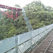 堀内駅～白井海岸駅の間に架かる鉄道橋。隣の赤い橋は堀内大橋