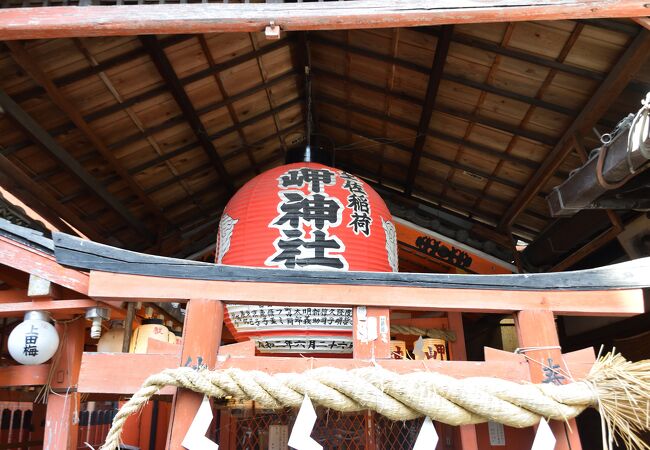 路地にある小さな神社