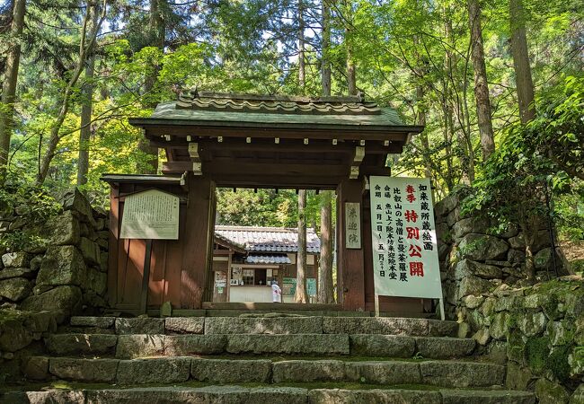 静かな山の中の寺院で、本堂は歴史を感じる趣があり、参拝すれば気に入ると思います。