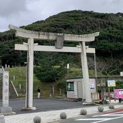 道の駅の駐車場側のお山を登ると神社本殿があります