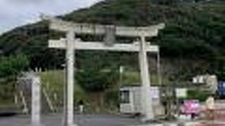 道の駅の駐車場側のお山を登ると神社本殿があります