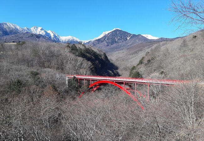 展望台から美しい橋が見れます。八ヶ岳は見れそうで見れない