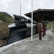 レトロな列車が停まる