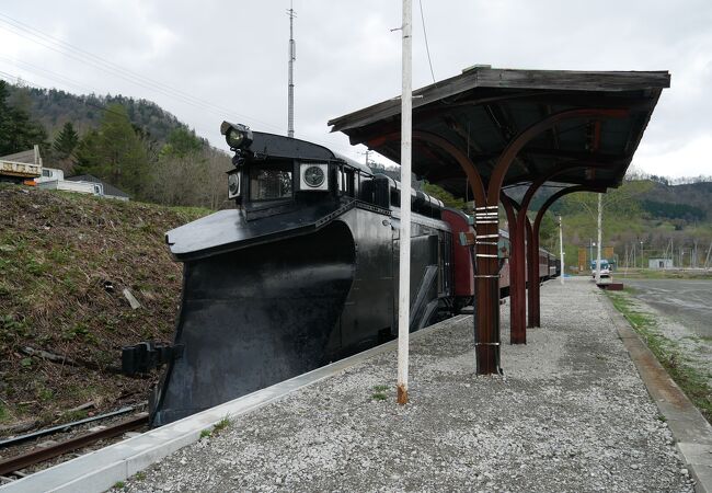 レトロな列車が停まる