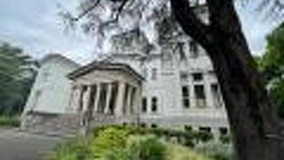 実業家の大倉邦彦氏が建築した大倉精神文化研究所が前身！