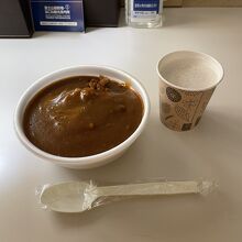 夕方のハッピーアワー。カレーと生ビールをいただきました。