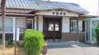 静かな木造駅舎の駅