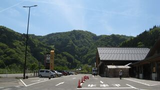 手の込んだ立派な建物です